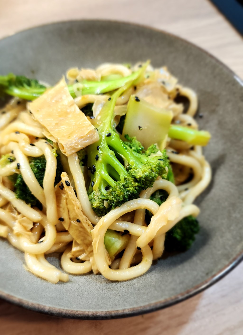 Udon sauteed with tofu skin and brocoli