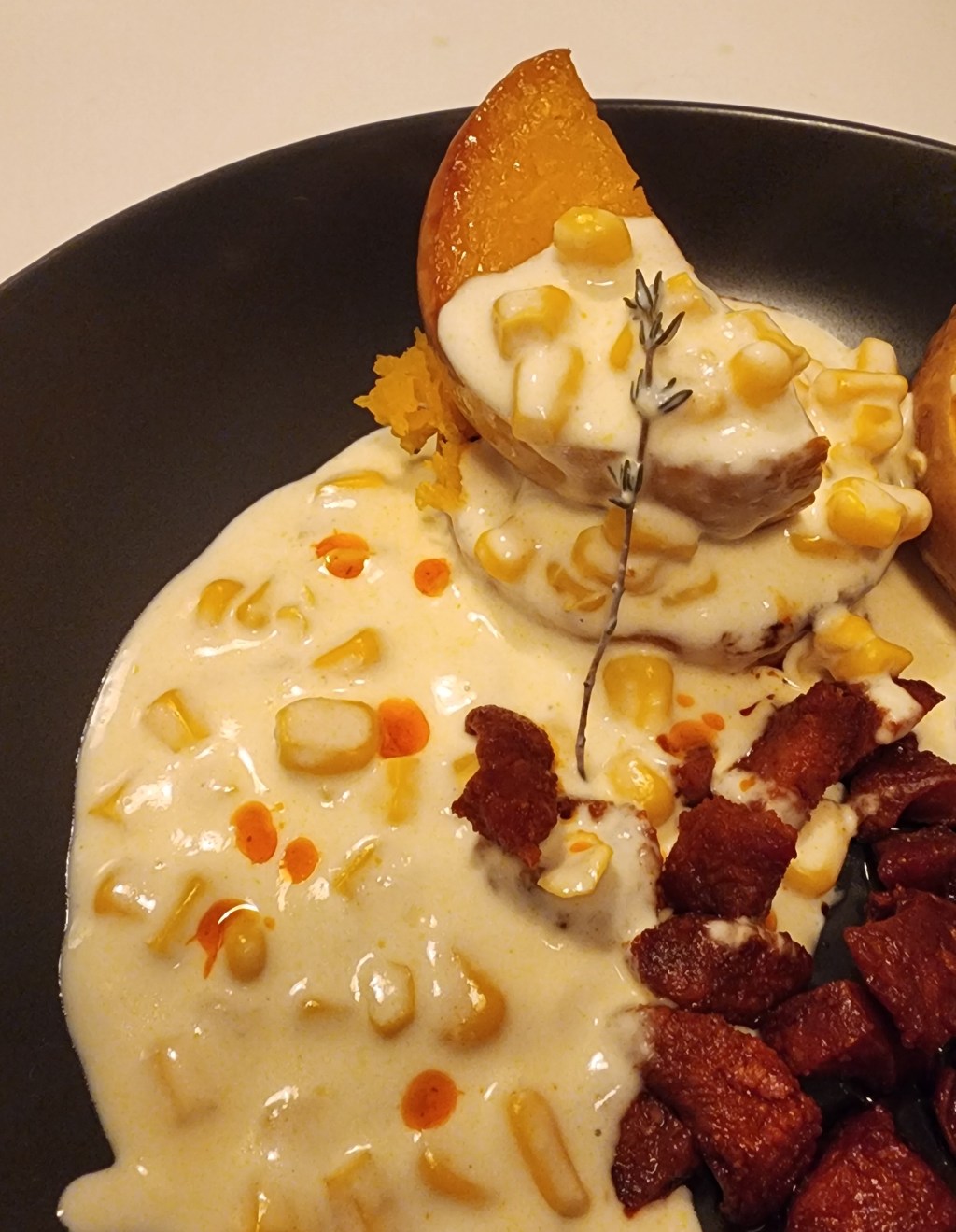 Bí nướng sốt kem sữa dừa và Chorizo – Grilled Butternut Squash with Creamy Coconut Sauce and Fried&nbsp;Chorizo