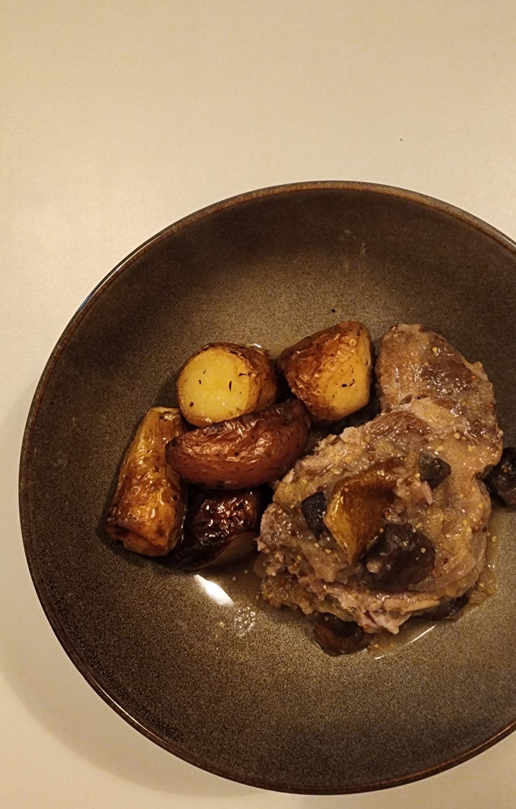 Sườn heo nướng mù tạt và táo – Grilled Pork Chops with Mustards and Apples